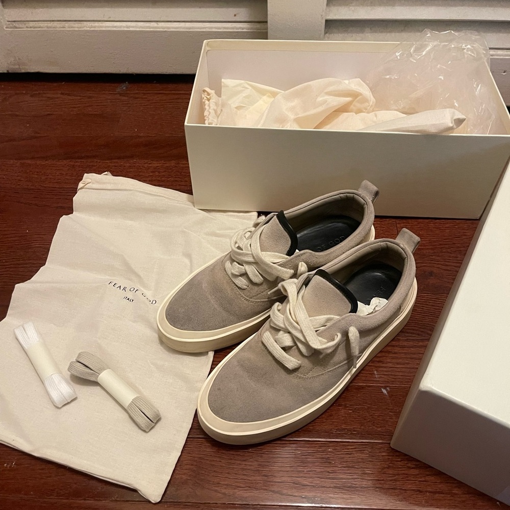 Fear of god 101 low top 

Size 38 Italy come with box and tote and shoelaces
